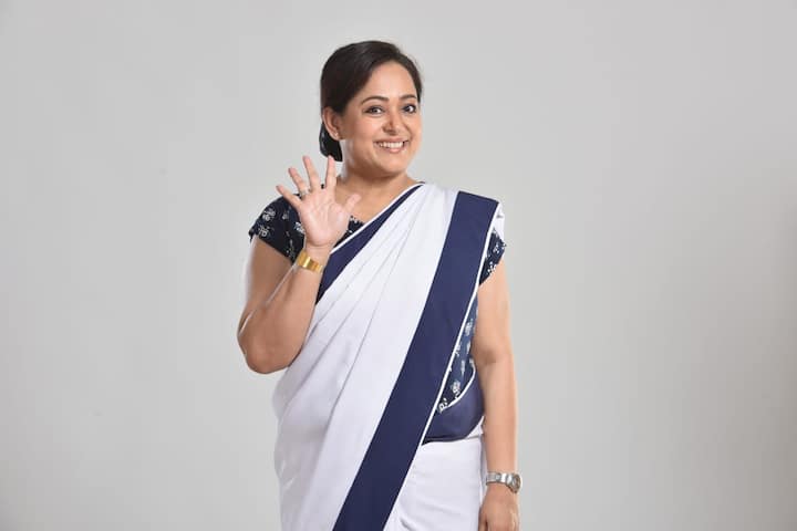 প্রকাশ্যে এল পরিচালক পাভেলের আগামী ছবি 'কলকাতা চলন্তিকা'-র চরিত্রদের ফার্স্ট লুক। ভিন্ন লুকে দেখা গেল এক ঝাঁক তারকাকে।