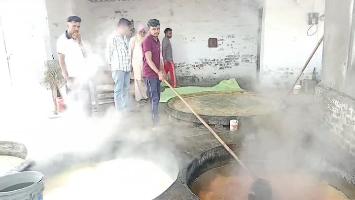 ਗੁਰਜੰਟ ਸਿੰਘ ਨੇ ਦੱਸਿਆ ਕਿ ਉਹ ਪਿਛਲੇ 3 ਸਾਲ ਤੋਂ ਆਰਗੇਨਿਕ ਗੁੜ ਤਿਆਰ ਕਰ ਰਿਹਾ ਹੈ। ਉਨ੍ਹਾਂ ਕੋਲ ਤਿੰਨ ਤਰ੍ਹਾਂ ਦਾ ਗੁੜ ਹੁੰਦਾ ਹੈ ਅਤੇ ਦੋ ਪ੍ਰਕਾਰ ਦੀ ਸ਼ੱਕਰ ਹੁੰਦੀ ਹੈ ਉਨ੍ਹਾਂਨੇ ਕਿਹਾ ਕਿ ਅਸੀ ਆਰਗੇਨਿਕ ਗੁੜ ਤਿਆਰ ਕਰਦੇ ਹਾਂ। ਜਿਸ ਵਿਅਕਤੀ ਨੂੰ ਇਸਦੀ ਸਮਝ ਹੈ ਉਹ ਕਈ ਕਈ ਕਿੱਲੋ ਸਾਡੇ ਤੋਂ ਲੈ ਜਾਂਦਾ ਹੈ।