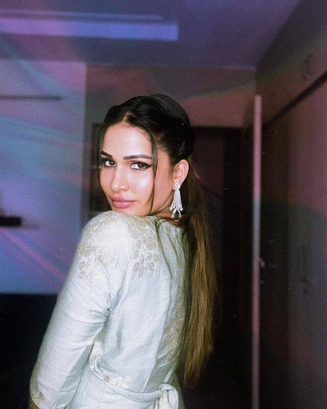 'అందాల రాక్షసి' సినిమాతో హీరోయిన్ గా పరిచయమైంది లావణ్య త్రిపాఠి. తొలి సినిమాతోనే మంచి గుర్తింపు తెచ్చుకుంది. (Courtesy : Lavanya Tripathi Instagram)