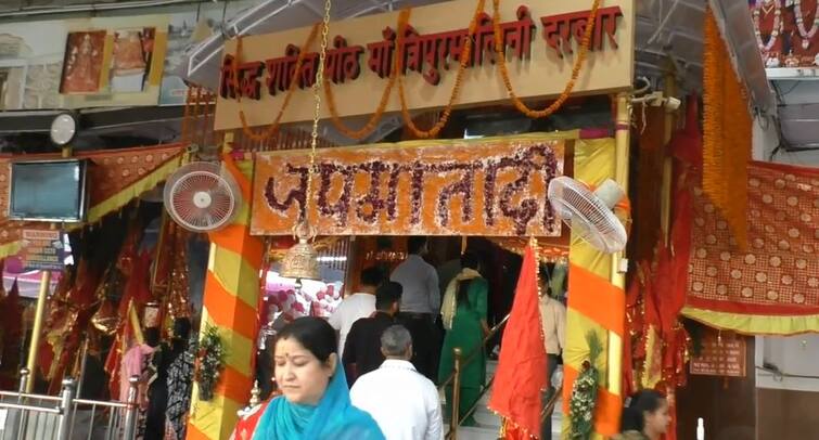 Devotees arrive at the temple of Shaktipeeth mata Tripuramalini at Sri Devi Talab temple ਪਹਿਲੇ ਨਰਾਤੇ ਮੌਕੇ ਸ੍ਰੀ ਦੇਵੀ ਤਲਾਬ ਮੰਦਰ 'ਚ ਸ਼ਕਤੀਪੀਠ ਮਾਂ ਤ੍ਰਿਪੁਰਾਮਾਲਿਨੀ ਦੇ ਦਰਬਾਰ ਪਹੁੰਚੇ ਸ਼ਰਧਾਲੂ