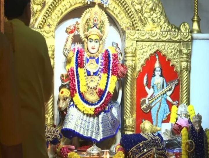 चैत्र नवरात्रि के पहले दिन दिल्ली के झंडेवालान मंदिर में सुबह से भक्तों का तांता लगा हुआ है. मंदिर पहुंचे श्रद्धालु देवी मां की विधि-विधान से पूजा-अर्चना कर रहे हैं