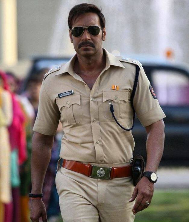 ਮੁੰਬਈ ਵਿੱਚ ਹਨ ਦੋ ਆਲੀਸ਼ਾਨ ਘਰ  ਅਜੇ ਦੇਵਗਨ ਦਾ ਮੁੰਬਈ ਵਿੱਚ ਇੱਕ ਆਲੀਸ਼ਾਨ ਘਰ ਹੈ, ਜਿੱਥੇ ਉਹ ਆਪਣੇ ਬੱਚਿਆਂ ਨਾਲ ਰਹਿੰਦਾ ਹੈ। ਇੱਥੇ ਉਨ੍ਹਾਂ ਦੇ ਦੋ ਆਲੀਸ਼ਾਨ ਘਰ ਹਨ, ਜਿਨ੍ਹਾਂ 'ਚੋਂ ਜੁਹੂ 'ਚ ਇਕ ਫਲੈਟ ਅਤੇ ਮਾਲ ਗੱਡੀ ਰੋਡ 'ਤੇ ਇਕ ਆਲੀਸ਼ਾਨ ਬੰਗਲਾ ਹੈ। ਇਨ੍ਹਾਂ ਦੋਵਾਂ ਘਰਾਂ ਦੀ ਕੀਮਤ ਕਰੀਬ 25 ਕਰੋੜ ਰੁਪਏ ਹੈ।