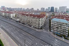 Shanghai Lockdown: ফের করোনা সংক্রমণের জেরে কঠোর লকডাউন, ভূতুড়ে চেহারা সাংহাইয়ের