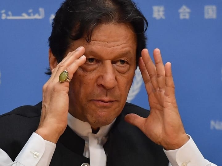 Pakistan PM Imran Khan trolled on Twitter for Using Main Mujhe and Mera for 213 Times पाकिस्तान में सियासी संकट के बीच क्यों ट्रोल हो रहे हैं पीएम इमरान खान? जानिए
