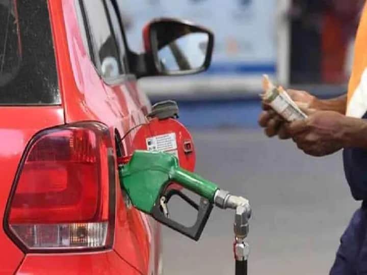 petrol & diesel in Delhi at Rs 102.61 & Rs 93.87 per litre respectively today, increased by 80 paise Fuel Price: एक दिन थमने के बाद आज फिर बढ़े पेट्रोल-डीजल के दाम, जानिए आज क्या हैं नई कीमतें