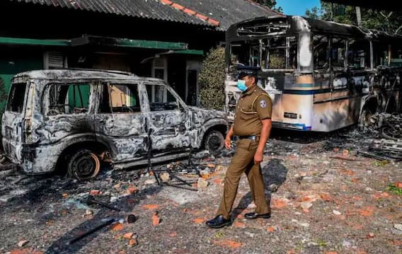 Sri Lanka की अर्थव्यवस्था डगमगाई तो सड़कों पर उतरे लोग, लगा आपातकाल | नमस्ते भारत | 02.04.2022