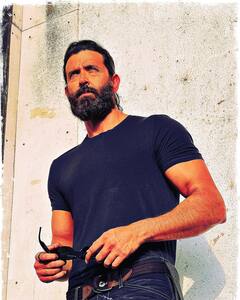 लंबी दाढ़ी, डैशिंग लुक, ऋतिक रोशन ने ऑल ब्लैक अवतार में करवाया दमदार फोटोशूट