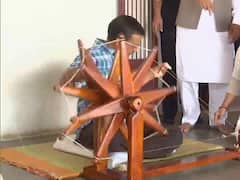 Arvind Kejriwal In Gujarat: साबरमती आश्रम पहुंचे अरविंद केजरीवाल और भगवंत मान, दोनों चरखा चलाते नज़र आए, देखें तस्वीरें