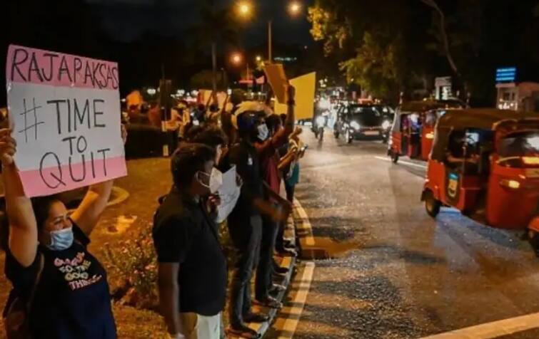 Sri Lanka declares public emergency amidst protests over worst economic crisis Sri Lanka Crisis: ১৩ ঘণ্টা বিদ্যুত্‍হীন, জল - খাবার নিয়ে হাহাকার, বিক্ষোভ চরমে শ্রীলঙ্কায়
