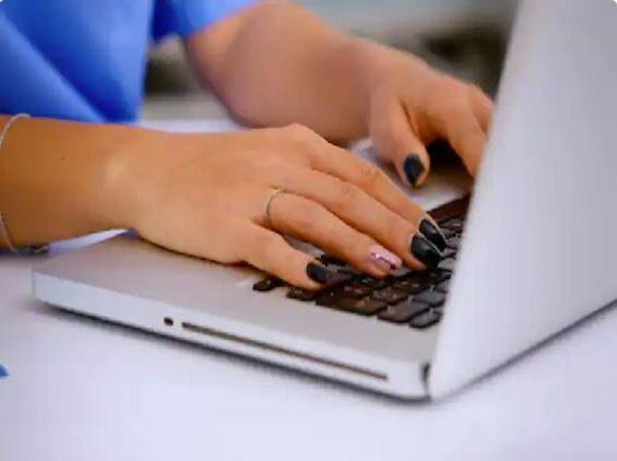 ਸਰਕਾਰ ਨੇ ਸਾਲ 2004 ਵਿੱਚ ਪੁਰਾਣੀ ਪੈਨਸ਼ਨ ਸਕੀਮ ਬੰਦ ਕਰ ਦਿੱਤੀ ਸੀ। ਅਜਿਹੇ ਵਿੱਚ ਸਭ ਤੋਂ ਪਹਿਲਾਂ ਸਰਕਾਰੀ ਕਰਮਚਾਰੀਆਂ ਲਈ ਕਰਮਚਾਰੀ ਭਵਿੱਖ ਨਿਧੀ ਸੰਗਠਨ ਬਣਾਇਆ ਗਿਆ ਸੀ। ਬਾਅਦ ਵਿੱਚ ਪ੍ਰਾਈਵੇਟ ਮੁਲਾਜ਼ਮਾਂ ਨੂੰ ਵੀ ਇਸ ਵਿੱਚ ਸ਼ਾਮਲ ਕਰ ਲਿਆ ਗਿਆ। ਹਰ ਮਹੀਨੇ ਹਰ EPFO ਖਾਤਾ ਧਾਰਕ ਦੀ ਮੂਲ ਤਨਖਾਹ ਦਾ 12 ਪ੍ਰਤੀਸ਼ਤ ਪੀਐਫ ਵਜੋਂ ਕੱਟਿਆ ਜਾਂਦਾ ਹੈ। ਇਸ ਤੋਂ ਇਲਾਵਾ ਇੰਪਲਾਇਰ ਕੰਪਨੀ ਕਰਮਚਾਰੀ ਦੀ 12 ਫੀਸਦੀ ਤਨਖਾਹ ਵੀ PF 'ਚ ਜਮ੍ਹਾ ਕਰਵਾਉਂਦੀ ਹੈ।