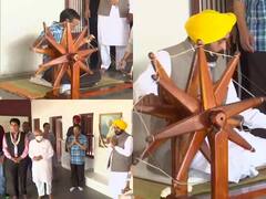 Arvind Kejriwal In Gujarat: साबरमती आश्रम पहुंचे अरविंद केजरीवाल और भगवंत मान, दोनों चरखा चलाते नज़र आए, देखें तस्वीरें