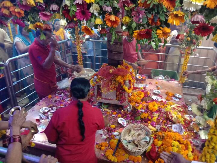 दो सालों तक कोरोना की वजह से मंदिर का गर्भ गृह बंद रहता था और श्रद्धालुओं को दर्शन का मौका नहीं मिलता था. नवरात्र के पहले दिन आज जो श्रद्धालु दर्शन पूजन के लिए अलोप शंकरी शक्तिपीठ पहुंच रहे हैं, वह कोरोना की महामारी के खात्मे के लिए भी खास तौर पर प्रार्थना कर रहे हैं.