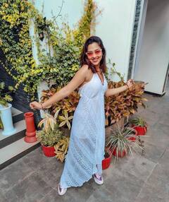 நடிகை அமலாபாலின்  ரீசண்ட் ப்ளாக் & வைட் ஆடையில் அசத்தல் க்ளிக்ஸ்..!