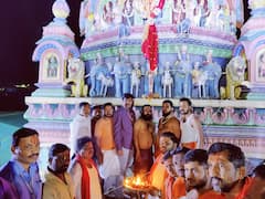 Tulja Bhavani : आई तुळजाभवानी मंदिराच्या कळसावर पहाटे गुढी, भाविकांमध्ये उत्साह, पाहा खास फोटो