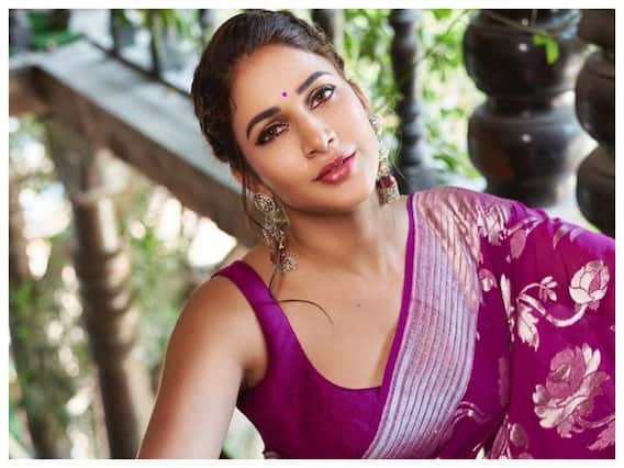 Lavanya Tripathi: ఫెస్టివ్ మూడ్, చీరలో లావణ్య త్రిపాఠి Lavanya Tripathi: ఫెస్టివ్ మూడ్, చీరలో లావణ్య త్రిపాఠి