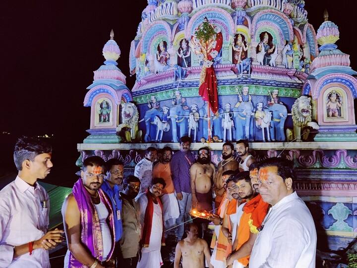 Gudi Padwa 2022 news Gudi erected at Tulja Bhavani temple in Tuljapur Gudi Padwa 2022 : तुळजाभवानी मंदिराच्या कळसावर पहाटे उभारली गुढी, देवीला खास दागिन्यांनी सजवलं