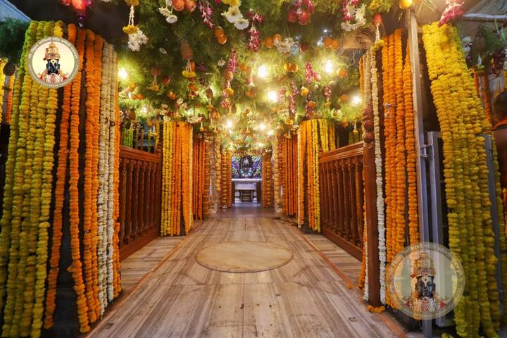 विठ्ठल भक्तांसह शेकडो लहान मोठ्या  लहानमोठ्या व्यापाऱ्यांना विठ्ठल पावला आहे. कोरोनामुळं गेल्या काही काळापासून बंद असलेलं थेट दर्शन आजपासून सुरु होतंय. भाविक आता थेट विठुरायाच्या चरणाचं दर्शन मिळणार आहे.