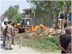 Kanpur Dehat News: अवैध कब्जा हटाने गए पुलिसकर्मियों पर महिलाओं ने लाठी-डंडों से किया हमला, कई घायल