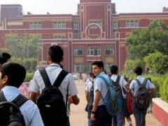 दिल्ली के आदर्श शिक्षा मॉडल से क्यों परेशान हैं छात्रों के माता-पिता? जानें अभिभावकों का क्या है कहना