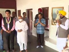 Arvind Kejriwal In Gujarat: साबरमती आश्रम पहुंचे अरविंद केजरीवाल और भगवंत मान, दोनों चरखा चलाते नज़र आए, देखें तस्वीरें