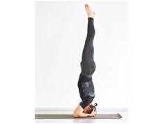 50 की उम्र पार करने वाली महिलाओं को करना चाहिए शीर्षासन, होंगी कई समस्याएं दूर