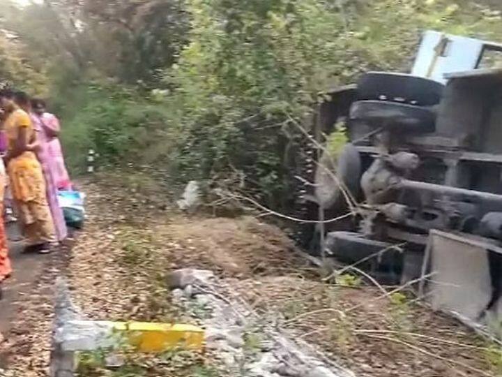 Truck Overturns in Tamil Nadu at Tirupathur District Tamilanadu Road Accident: తమిళనాడులో లోయలో పడ్డ వ్యాన్‌- 11 మంది మృతి