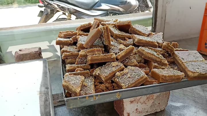 ਉਥੇ ਹੀ ਗੁੜ ਬਣਾਉਣ ਵਾਲੇ ਜਸਪਾਲ ਸਿੰਘ  ਨੇ ਦੱਸਿਆ ਦੀ ਉਨ੍ਹਾਂ  ਦੇ  ਬਣਾਏ ਆਰਗੇਨਿਕ ਗੁੜ ਦੀ ਬਹੁਤ ਜ਼ਿਆਦਾ ਡਿਮਾਂਡ ਹੈ ਦੂਰ - ਦੂਰ ਤੋਂ ਲੋਕ ਇਸਨੂੰ ਖਰੀਦਣ ਆਉਂਦੇ ਹਨ ਉਹ ਹੋਰ ਲੋਕਾਂ ਨੂੰ ਵੀ ਇਹੀ ਅਪੀਲ ਕਰਦਾ ਹੈ ਕਿ ਘੱਟ ਤੋਂ ਘੱਟ ਕੁੱਝ ਜ਼ਮੀਨ ਵਿੱਚ ਆਰਗੇਨਿਕ  ਖੇਤੀ ਜ਼ਰੂਰ ਕਰਨ ਉਹ ਪਿਛਲੇ 3 ਸਾਲਾਂ ਤੋਂ ਇਹ ਕੰਮ ਕਰ ਰਿਹਾ ਹੈ ਅਤੇ ਹੁਣ ਦਿਨ ਦੀ 15 ਤੋਂ 20000 ਦੀ ਉਨ੍ਹਾਂ ਦੀ ਸੇਲ ਹੈ।