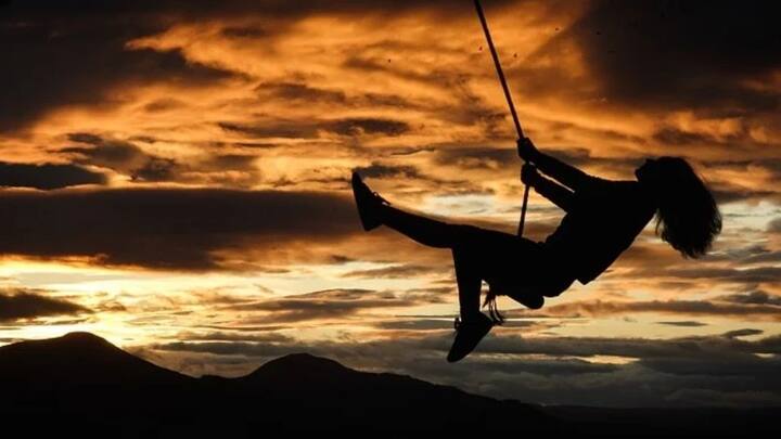 কোভিডে দীর্ঘদিন ঘরবন্দি থেকে একা থাকার অভ্যাস রপ্ত করে ফেলেছেন অনেকে। বরং অনেক লোকের মাঝে গেলেই অস্বস্তি হয় তাঁদের।