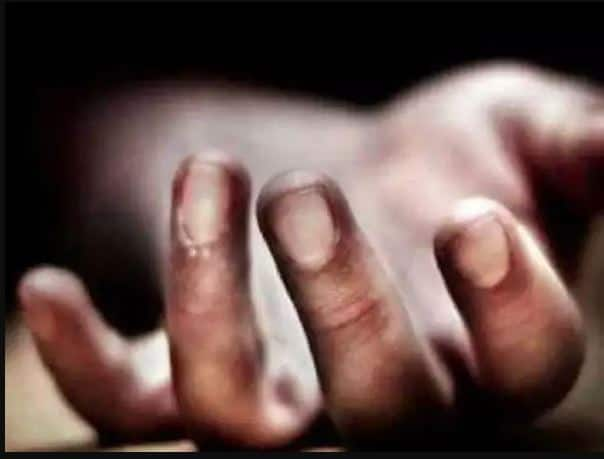 Chhatarpur Teenager dies of electrocution while taking selfie on train engine at Chhatarpur railway station Chhatarpur: छतरपुर रेलवे स्टेशन पर ट्रेन के इंजन पर किशोर को सेल्फी लेना पड़ा महंगा, करंट लगने से हुई मौत