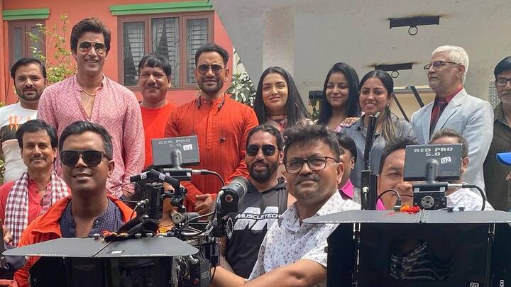 फिल्म के मुहूर्त की कुछ तस्वीरें निरहुआ ने अपने इंस्टाग्राम अकाउंट पर शेयर की हैं. जिसमें वो एक्ट्रेस आम्रपाली दुबे, पल्लवी कोली, और एक्टर अयाज खान के साथ दिखाई दे रहे हैं.