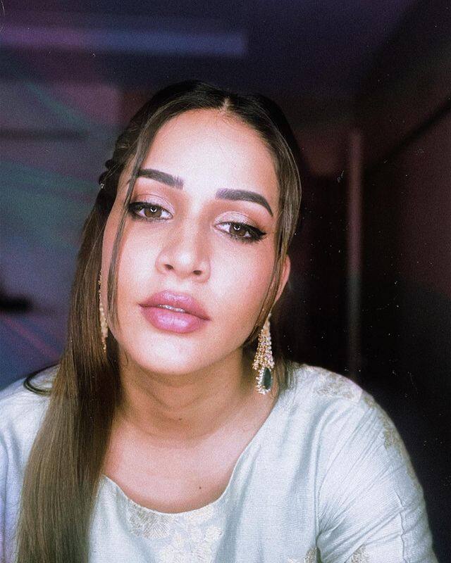 ఇందులో తన అమాయకపు లుక్స్ తో యూత్ ను ఆకట్టుకుంది ఈ బ్యూటీ. (Courtesy : Lavanya Tripathi Instagram)