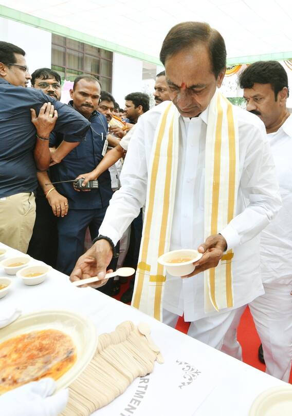 KCR At Ugadi Celebrations: ప్రగతి భవన్‌లో ఘనంగా ఉగాది వేడుకలు- పంచాంగ పఠనంలో పాల్గొన్న కేసీఆర్