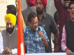 Arvind Kejriwal Roadshow in Ahmedabad: गुजरात में आम आदमी पार्टी का रोड शो, केजरीवाल बोले- 'हमें एक मौका दें'