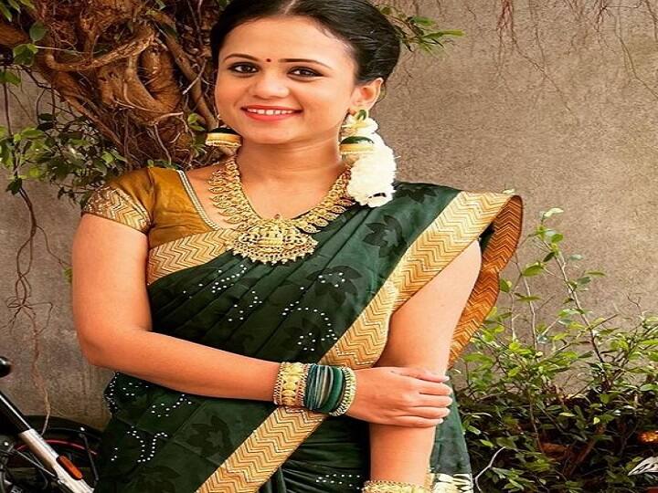 அவள் புன்னகையைச் சூடிக் கொண்டாள்....
