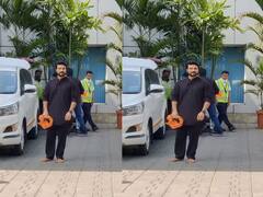 काला कुर्ता, हाथ में पटका और नंगे पैर...एयरपोर्ट पर राम चरण का दिखा ऐसा अंदाज़, जानें क्यों?