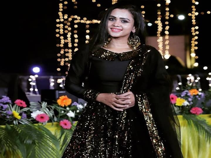 கருமை எனும் கம்பீரத்தின் அழகு... கருப்பு வண்ண ஃப்ராகில் சிரிக்கும் மணிமேகலை