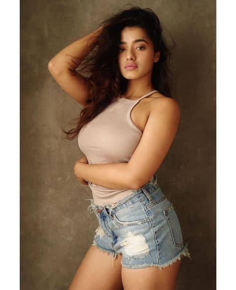 తాజాగా ఈ బ్యూటీ షేర్ చేసిన ఫొటోలు ఇప్పుడు వైరల్ అవుతున్నాయి. (Photo Courtesy: Ketika Sharma Instagram)