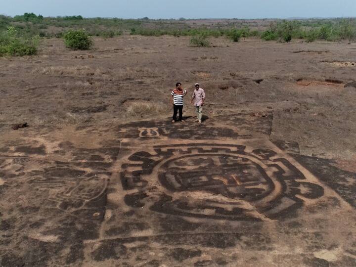 कोकणातील सड्यांवर असलेली कातळशिल्प म्हणजे मानवी उत्क्रांतीच्या अभ्यासकांसाठी महत्त्वाची बाब. शिवाय, पर्यटकांसाठी देखील ही कातळशिल्प आकर्षण ठरत आहेत.
