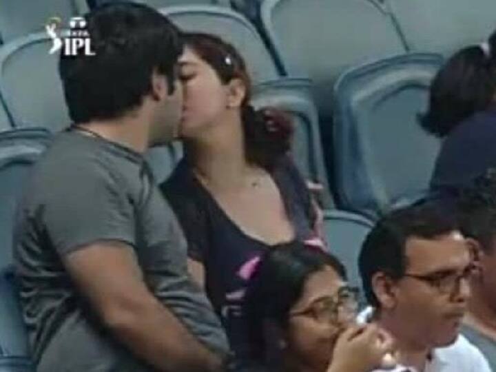 IPL 2022: Kissing couple caught on camera between Gujarat Titans and Delhi Capitals match IPL 2022: IPL મેચ દરમિયાન કિસ કરતું હતું કપલ, કેમેરો ફરતાં ટીવી સ્ક્રીન પર દેખાયું, હવે લોકો આ રીતે લઈ રહ્યા છે મજા