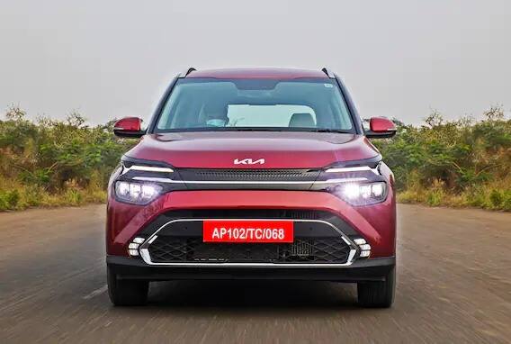 Kia Carens : Kia Carens ही 7 सीटर RV आहे. ज्याच्या किंमती 8.99 ते Rs 16.99 लाख, एक्स-शोरूम आहेत. हे दोन इंजिन पर्याय आणि तीन ट्रान्समिशनसह 19 प्रकारांमध्ये उपलब्ध आहे . मॅन्युअल, ऑटोमॅटिक (ड्युअल क्लच) आणि ऑटोमॅटिक (टॉर्क कन्व्हर्टर). केर्न्स आठ कलरमध्ये उपलब्ध आहे. Carens मायलेज 15.7 kmpl ते 21.3 kmpl पर्यंत आहे. हे डिझेल आणि पेट्रोल दोन्हीमध्ये उपलब्ध आहे.
