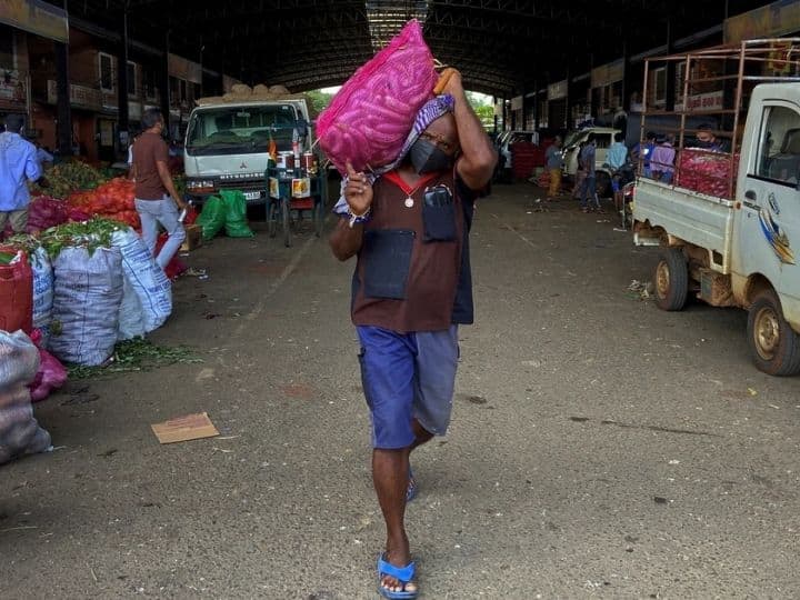 Sri Lanka Economic Crisis Inflation on high Apple 1600 per Kg Cashew over 6 thousand check list all item and fruits ANN Sri Lanka Crisis: श्रीलंका में महंगाई ने तोड़ी कमर - सेब की कीमत 1600 रुपये पार, 6 हजार रुपये किलो मिल रहे काजू, जानें कितने गुना बढ़े दाम