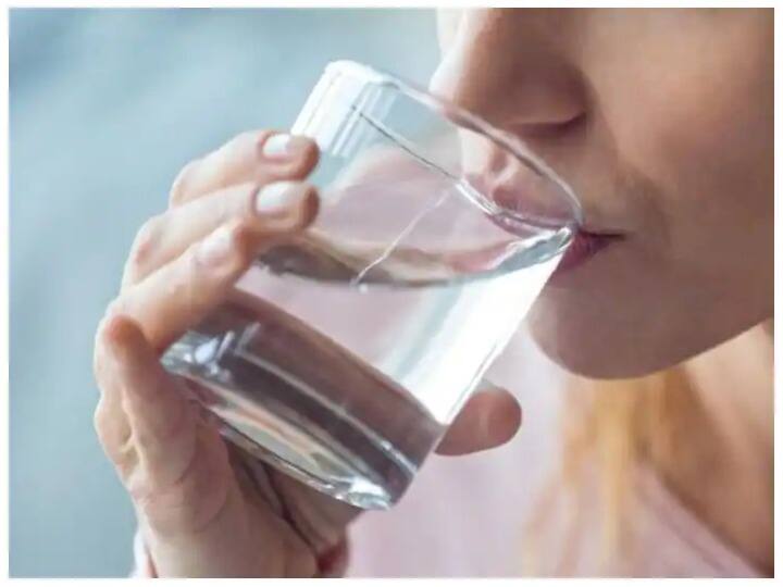 Delhi News Health News too much drinking cold water in hot weather to quench thirst know its Side Effects ann Cold Water Side Effects: गर्मी में बर्फ वाला पानी पीने की है आदत तो हो जाएं सावधान! होता है ये बड़ा नुकसान