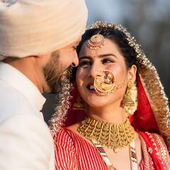 कभी बाहों में झूमती, तो कभी पति को निहारती, पति विक्रांत को विश करते हुए शीतल ठाकुर ने शेयर की शादी की अनदेखी तस्वीरें