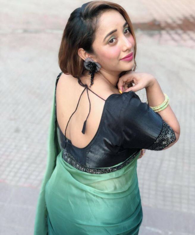 રાણીની આ તસવીરોને ખૂબ પસંદ કરવામાં આવી રહી છે. તેના ગ્લેમરસ લુકને જોઈને ચાહકો ઉડીને આંખે વળગે છે.
