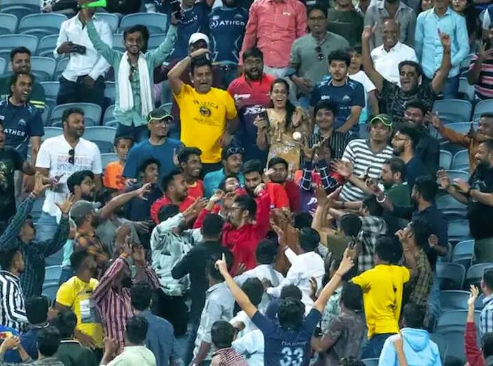 ਪੁਣੇ ਵਿੱਚ ਹੋਏ ਇਸ ਮੈਚ ਵਿੱਚ ਦਰਸ਼ਕਾਂ ਨੇ ਵੀ ਖੂਬ ਮਸਤੀ ਕੀਤੀ। ਜਦੋਂ ਵੀ ਗੇਂਦ ਬੱਲੇ 'ਚੋਂ ਨਿਕਲ ਕੇ ਸਿੱਧੀ ਸਟੇਡੀਅਮ 'ਚ ਜਾ ਡਿੱਗੀ ਤਾਂ ਉਸ ਨੂੰ ਫੜਨ ਲਈ ਦਰਸ਼ਕਾਂ 'ਚ ਜ਼ਬਰਦਸਤ ਮੁਕਾਬਲਾ ਦੇਖਣ ਨੂੰ ਮਿਲਿਆ।