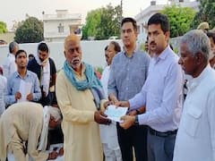 Chandauli: आग से हुआ फसलों को नुकसान, सीएम के आदेश पर डीएम ने किसानों के दिया मुआवजा