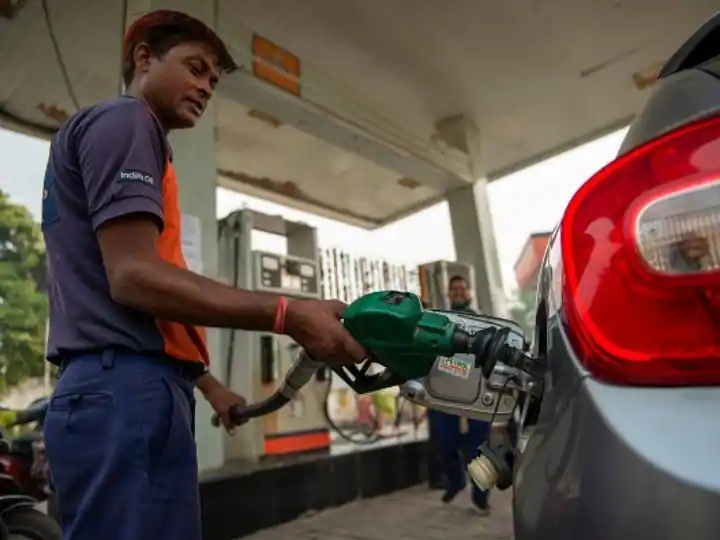 IOCL Petrol Diesel Price Today 6 April 2022 increased by 80 paise per litre petrol price hike diesel rate rise iocl fuel rates crude oil पेट्रोल-डिझेलचे दर गगनाला भिडले, आज पुन्हा वाढ, 16 दिवसांतील चौदावी दरवाढ, एक लिटरचे दर काय?