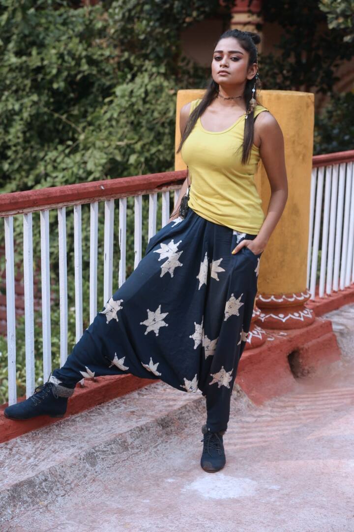 তারা বোঝে, এই প্রৌঢ় উন্মাদ। তার ওপর তার হাতে রয়েছে উদ্যত আগ্নেয়াস্ত্র। অগত্যা উপায় না দেখে রুবেন, শিরিন এবং ভিকি বেরিয়ে পড়ে প্রৌঢ়র ইচ্ছাপূরণের উদ্দেশে। আর এদিকে আরু জামিন হিসেবে রাজবাড়িতেই প্রৌঢ়র হাতে বন্দি থাকে।
