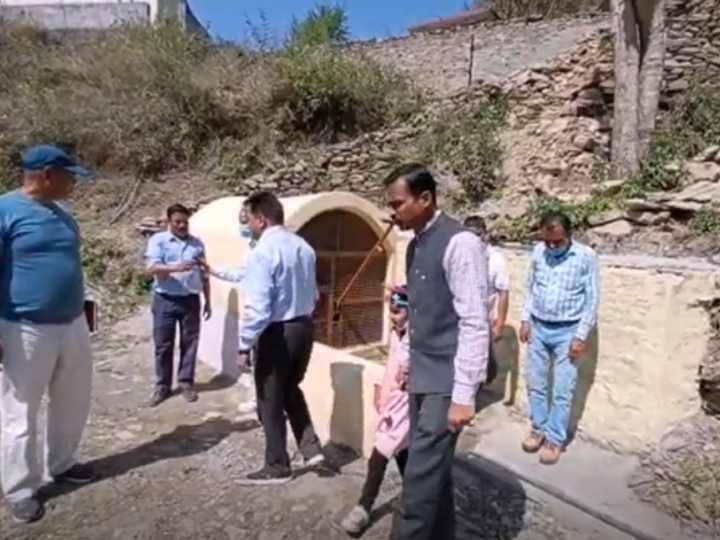 Pauri Uttarakhand DM inspected work done for water conservation and promotion in Kotsada village of Kot block ANN Pauri News: गांव वालों को अब नहीं होना पड़ेगा बूंद-बूंद पानी के लिए मोहताज, जिलाधिकारी ने दौरा कर दिए ये निर्देश
