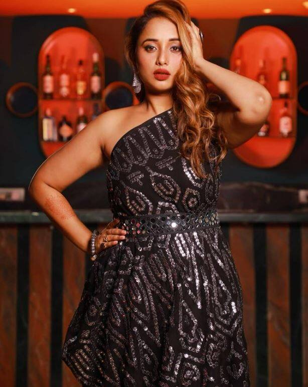 ભોજપુરી એક્ટ્રેસ Rani Chatterjeeનું ગ્લેમરસ ફોટોશૂટ વાયરલ છે. રાણી ચેટર્જીએ અલગ અલગ અંદાજમાં ઈન્સ્ટાગ્રામ પર તસવીરો શેર કરી છે. આ તસવીરો સોશિયલ મીડિયામાં વાયરલ થઈ છે. અભિનેત્રીનો આ બોલ્ડ અંદાજ ફેન્સને પસંદ આવી રહ્યો છે.